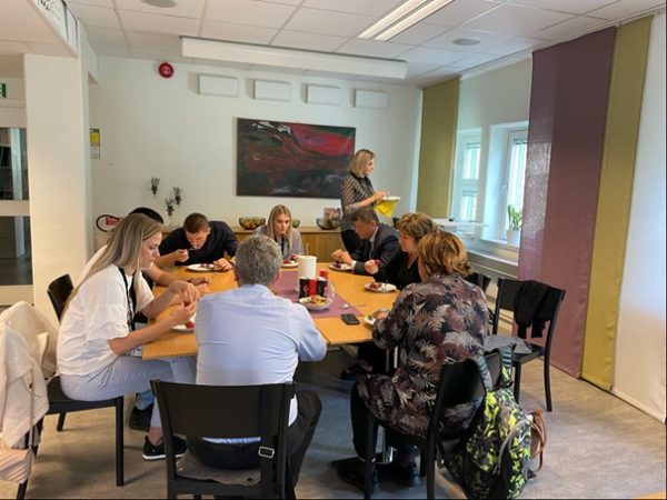 Östersunds tingsrätt bjöd på svenskt ”midsommar”-fika, jordgubbar och glass.